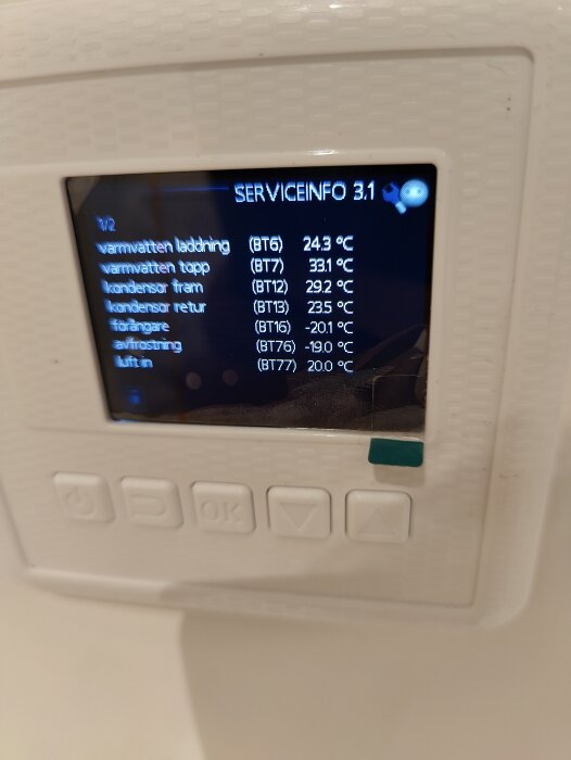 Display på varmvattenberedare visar olika temperaturvärden och serviceinformation.