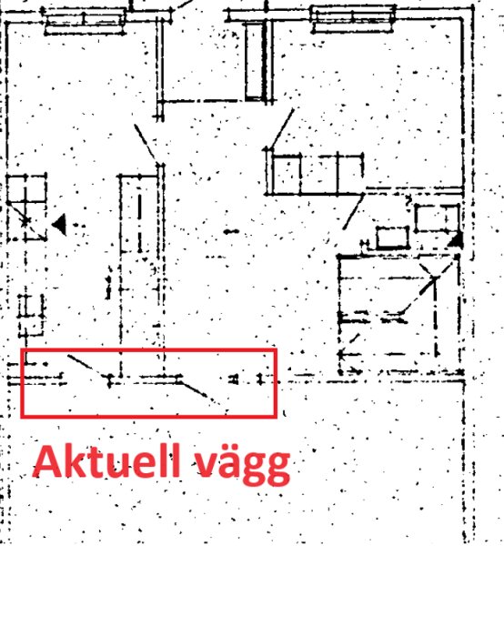 Ritning av en lägenhetslayout med en rektangel markerad i rött och texten "Aktuell vägg" som indikerar en specifik vägg i plantan.