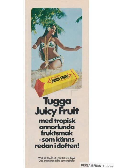 Reklam för Juicy Fruit tuggummi med tropisk fruktsmak, kvinna i bikini under palm, text om smak och doft.