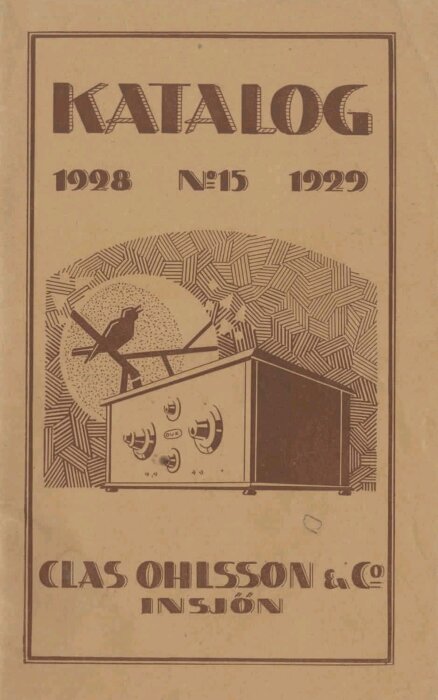 Katalogomslag från 1928-1929 för Clas Ohlsson & Co med en illustration av en radioapparat och fågel, med grafiskt mönstrad bakgrund.