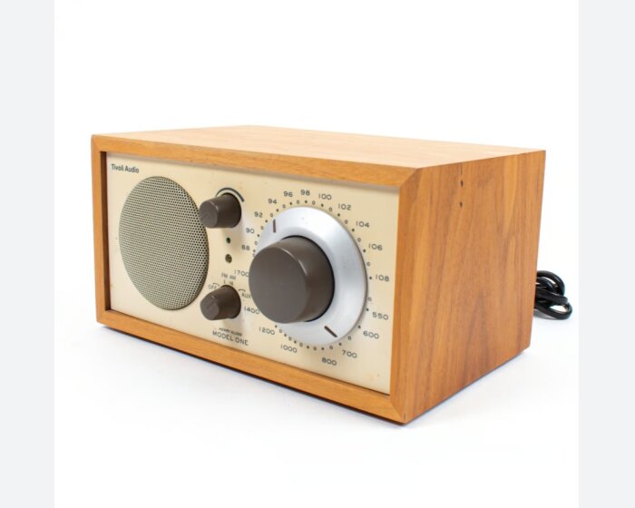 Retro design-analog radio med trähölje, märkt Tivoli Audio Model One, med volym- och frekvensratt på framsidan.