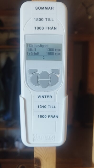 Digital termostat med etiketter för sommar och vinter, visar fläkthastighet för tilluft 1300 rpm och frånluft 1600 rpm.