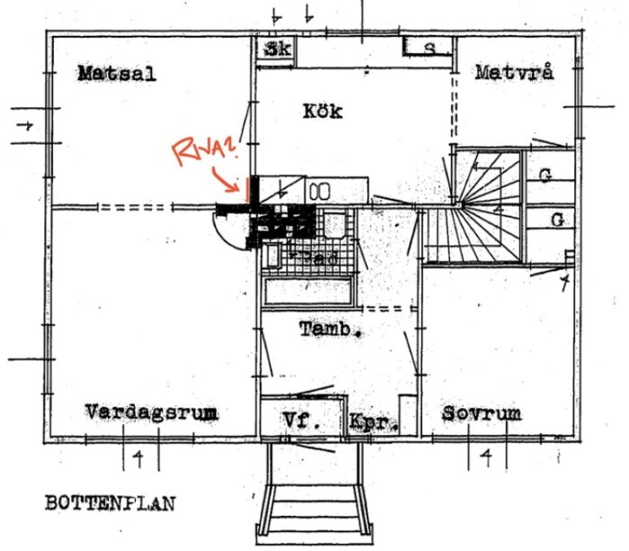 Planritning av bottenvåning med kök, matsal och vardagsrum. Röd markering visar område där väggen mot murstock är tänkt att rivas.