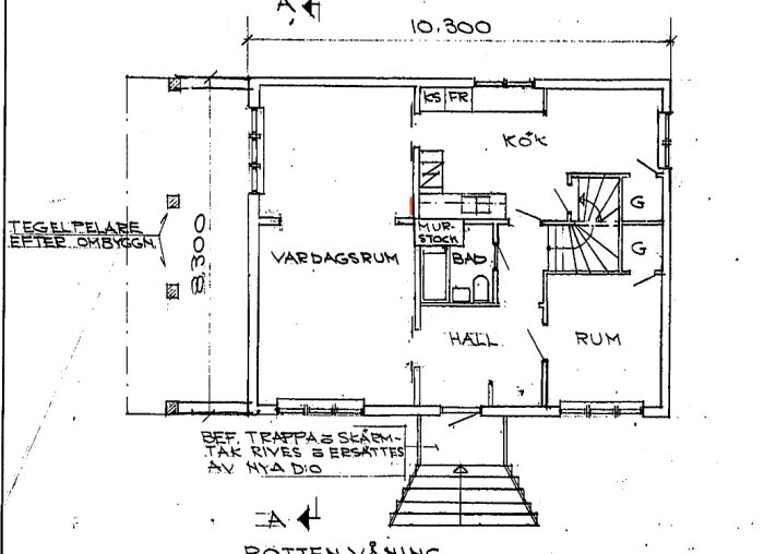 Byggplan med rödmarkering kring murad del av innervägg nära murstock. Köket och matsalen visas, huset är från 40-talet.