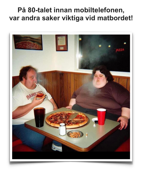 Två personer sitter vid ett restaurangbord med pizza och röker, med en humoristisk text ovanför om tiden före mobiltelefoner.