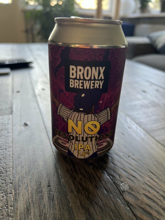 En burk Bronx Brewery No Resolutions IPA på ett träbord.