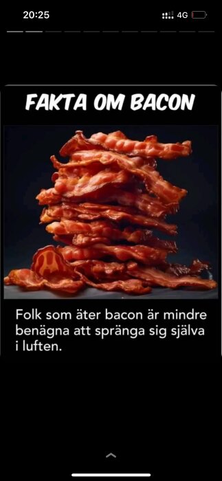 Hög med stekt bacon med texten "FAKTA OM BACON: Folk som äter bacon är mindre benägna att spränga sig själva i luften.