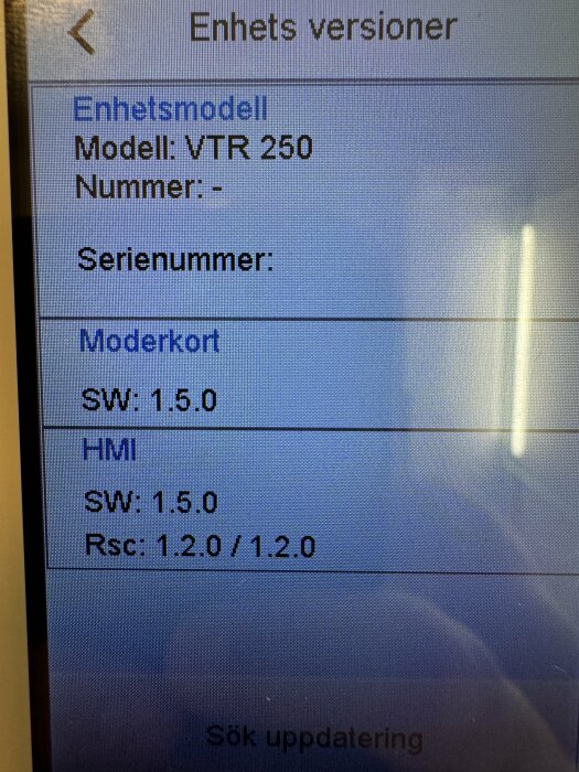 Skärm visar versioner för Systemair VTR 250 med mjukvaru- och hårdvaruinformation, inklusive moderkort och HMI versioner.