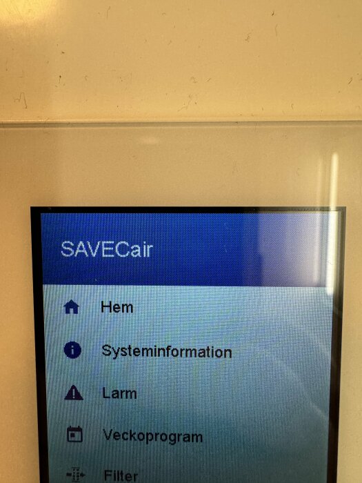 Skärm på ventilationssystemet Systemair med menyalternativen Hem, Systeminformation, Larm, Veckoprogram och Filter.