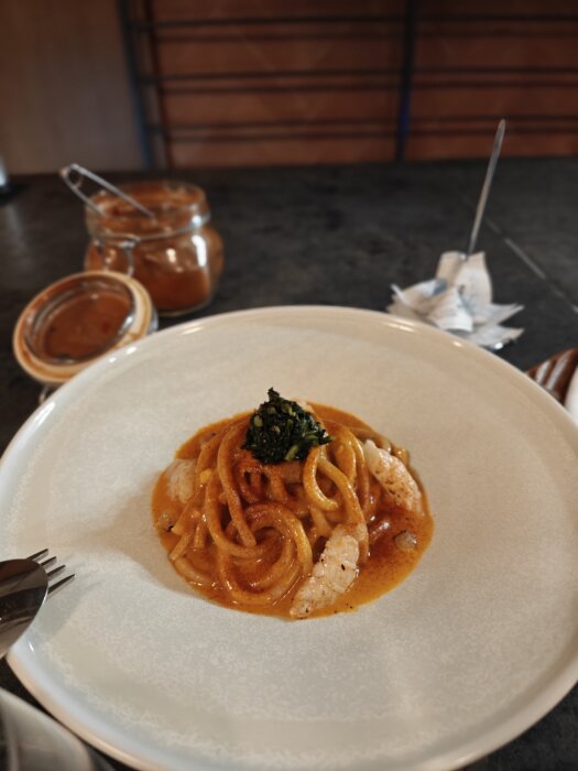 Pasta med räkor i krämig sås, serverad på en restaurang.