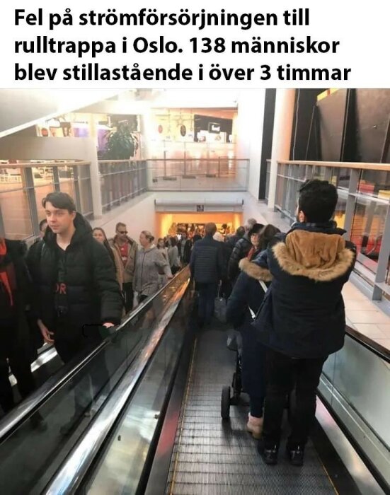 Människor står på en stillastående rulltrappa i en byggnad. Text ovanför beskriver ett strömavbrott i Oslo, där 138 personer fastnade över 3 timmar.