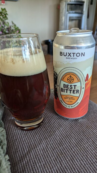 En burk och ett glas med mörk öl från Buxton Brewery, etikett "Best Bitter".