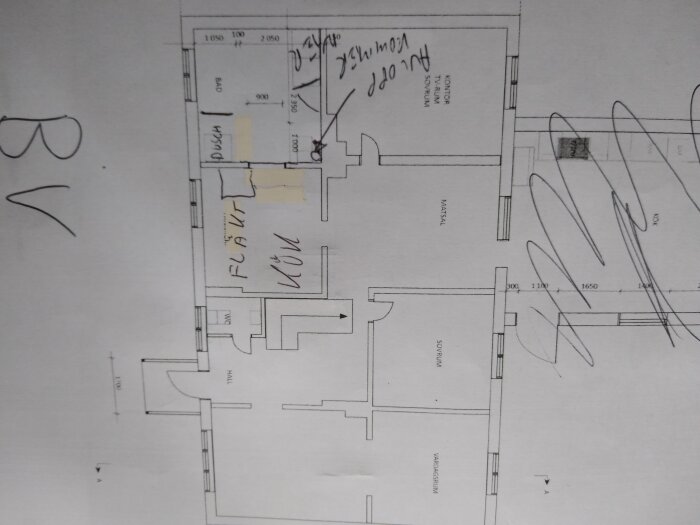 Arkitektritning över bottenvåning med markerade ytor för kök, hall, sovrum och badrum samt handskriven text om fläktar och avluftning.