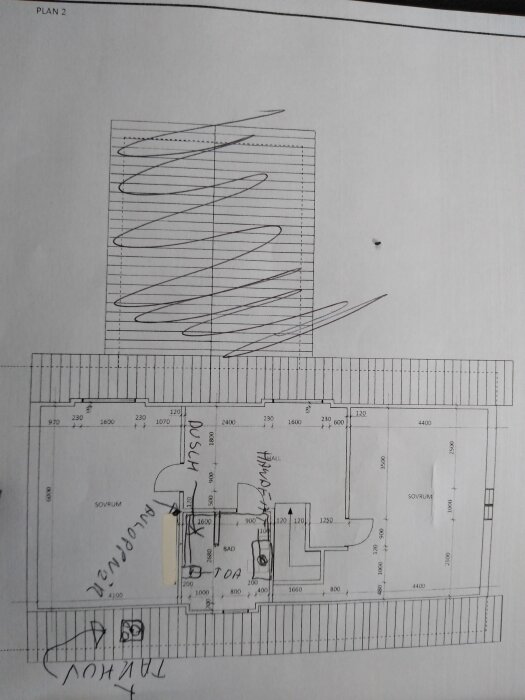 Ritning över husplan med markerade områden för sovrum, toalett och hall; visar planerad ventilation och avluftning genom taket.