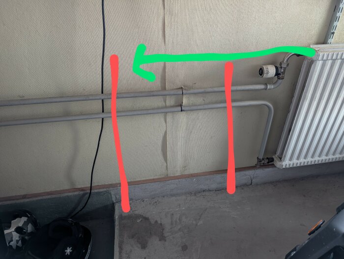 Radiator med rör på vägg; två röda linjer visar var rören ska kapas. Grön pil visar ny placering för radiatorn cirka 80 cm till vänster.