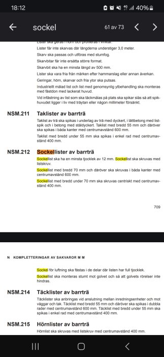 Skärmbild av dokument med bygganvisningar för montering av sokkellist av barrträ, inklusive specifikationer för tjocklek och skruvning.