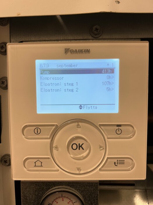 Display på en värmepump som visar drifttider: pump 413h, kompressor 0h, elpatron steg 1 107h, elpatron steg 2 5h.