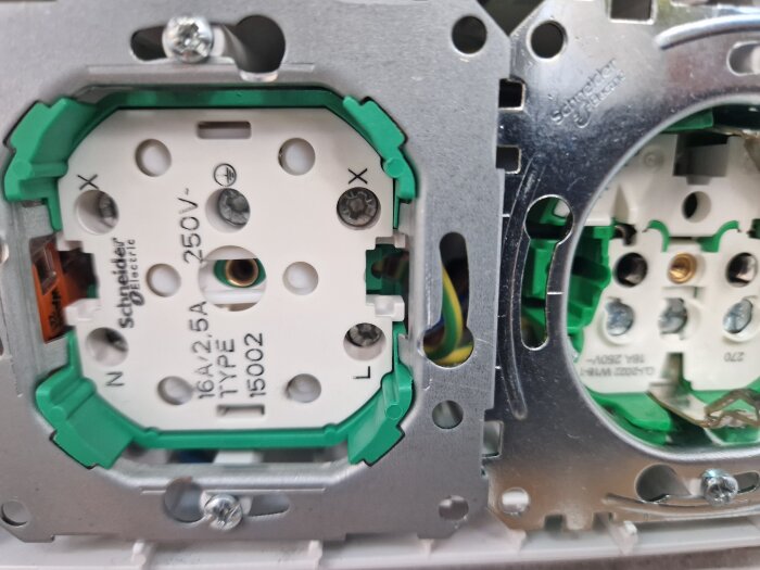 Schneider Electric trevägsuttag med skyddsjordanslutning, typ TYP2 16A, 250V, visas i närbild utan yttre kåpa.