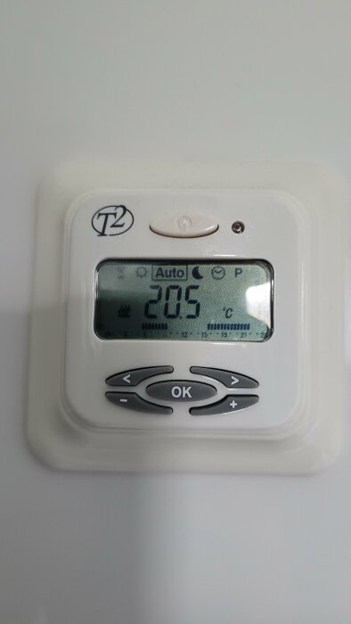 Digital termostat med inställd temperatur på 20.5 grader Celsius visas på skärmen.