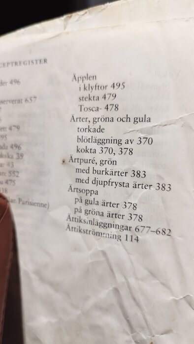 Receptregister från "Vår Kokbok" 1994, med listade recept på äpplen och ärter, som också finns i 2023 års upplaga.