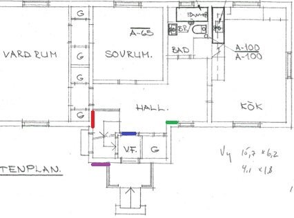 Planlösning på bottenvåning med markeringar för LLVP-placering: röd för trapphus, grön för närmare köket och lila för utedelens plats.