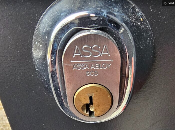 Närbild på ett ASSA ABLOY dörrlås, modell SCD, monterat på en dörr.