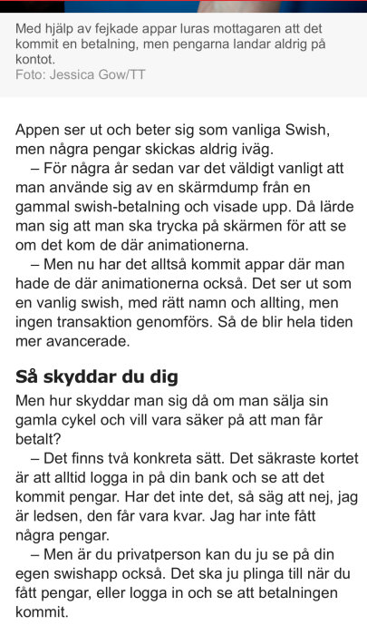 En person håller i en telefon som visar ett meddelande om falska betalningar via appar som liknar Swish, enligt en artikel från Aftonbladet.