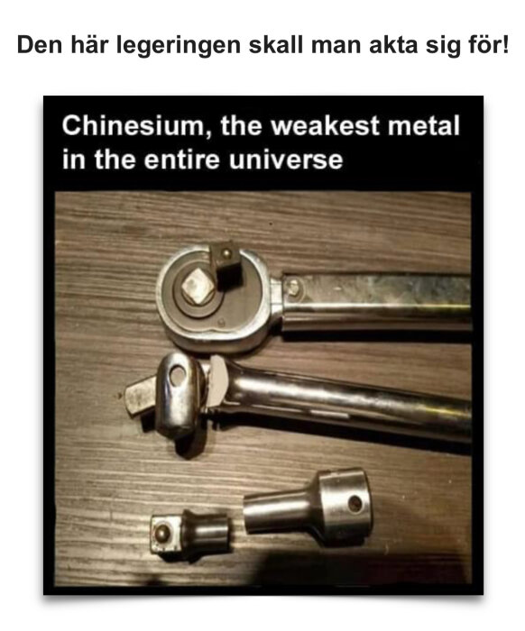 Verktyg med texten "Chinesium, the weakest metal in the entire universe", visar skadade metallbitar på en träyta.