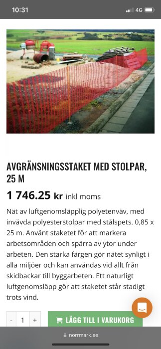 Rött avgränsningsstaket med stolpar vid arbetsområde, grön äng i bakgrunden, byggmaterial bredvid.