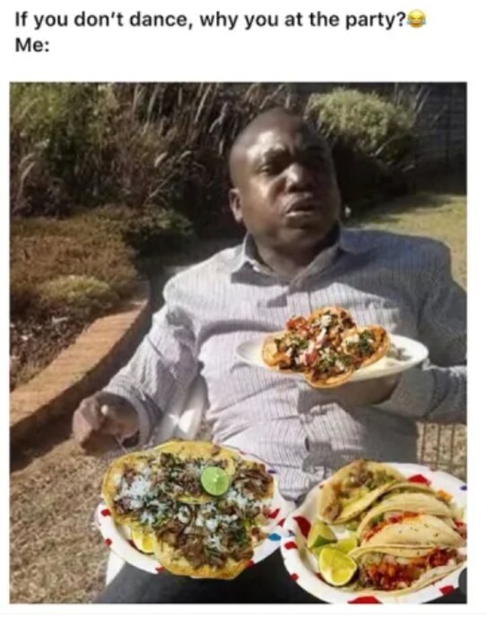 Man i skjorta sitter utomhus med tre tallrikar fulla av tacos och maten framför sig, med en skeptisk min.