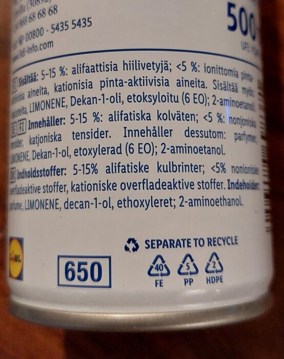 Närbild av etiketten på en Lidl W5 ugnsrengöringssprejburk med ingredienser och återvinningssymboler.