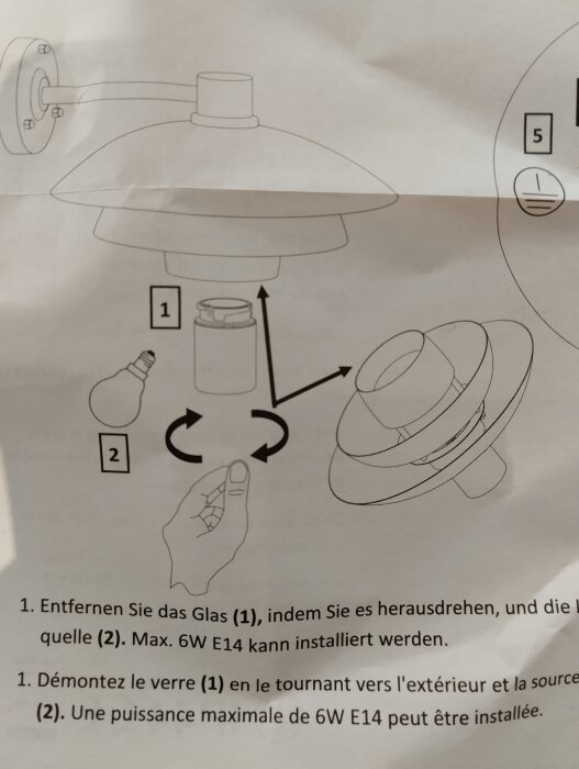 Instruktionsblad för montering av fasadbelysning, visar demontering av glasdel och installation av en E14 6W glödlampa, med text på tyska och franska.