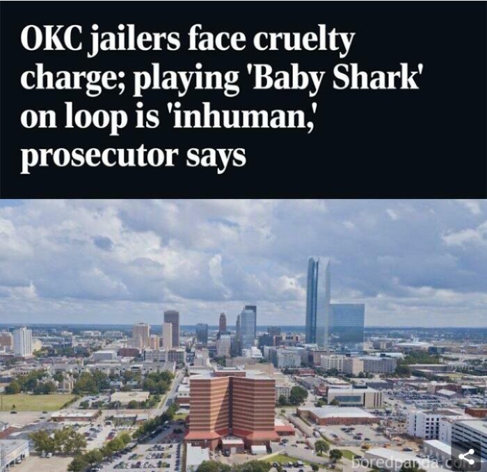 Tidningsrubrik om OKC-fängelseväktare åtalade för grymhet med att spela "Baby Shark" på repeat. Bild av Oklahoma Citys stadssilhuett under molnig himmel.