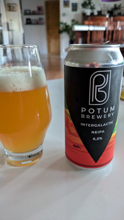 Ölburk och glas med ljus öl på ett bord, Potum Brewery Intergalactic NEIPA, 6,5%.