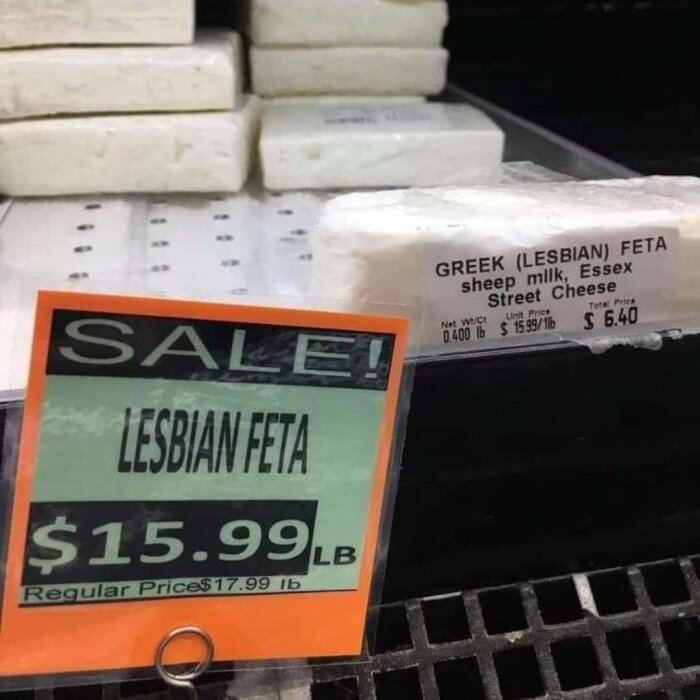 Fetaost tillverkad av fårmjölk marknadsförs med etiketten "Lesbian Feta" till specialpris i en butik.