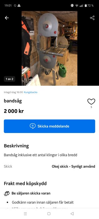 Bandsåg i verkstad med träbord i bakgrunden, synlig användning. Skickas för 2000 kr från Kungsbacka.