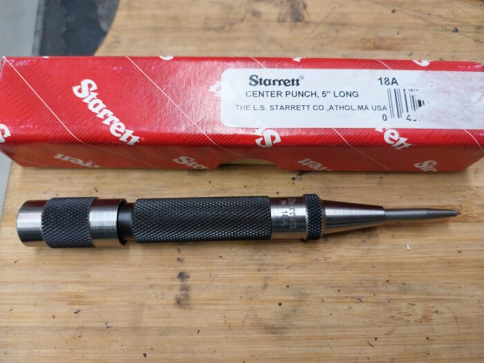 Starrett center punch 5" bredvid sin röda förpackning på en träyta.