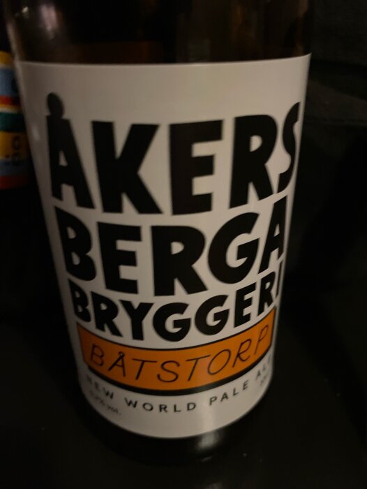 Flaska med etiketten Åkersberga Bryggeri Båtstorp Pale Ale, del av en kväll med familj i Stockholm.