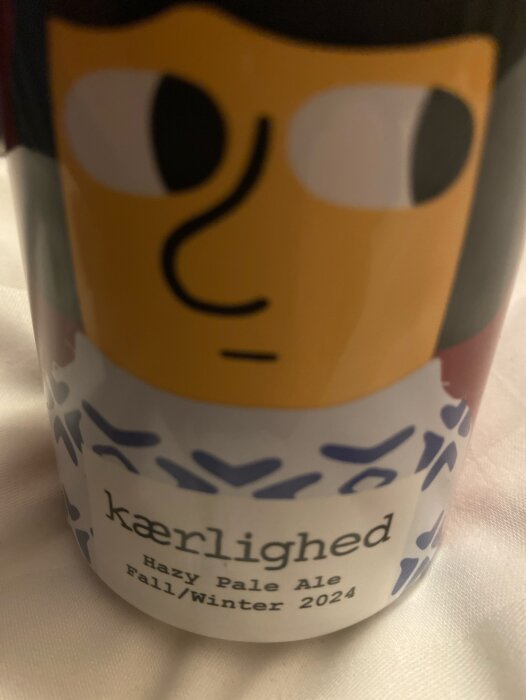 En burk öl av märket Mikkeller med "kærlighed" och "Hazy Pale Ale Fall/Winter 2024" på etiketten.