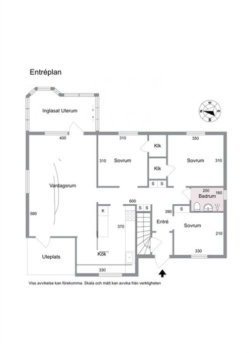 Planritning för en villa i entréplan med markerade rum som sovrum, badrum, kök, vardagsrum och inglasat uterum. Skala och väggar synliga.