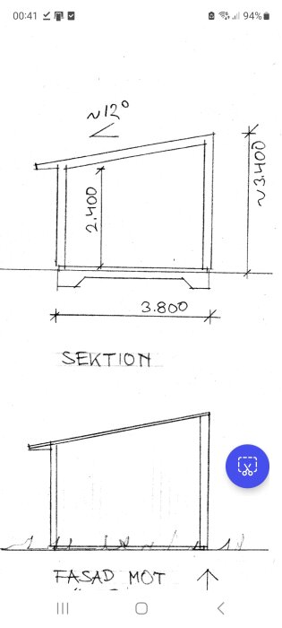 Skiss av uthus med papptak, visar sektion med lutning 12 grader, höjd 2400 mm, bredd 3800 mm.