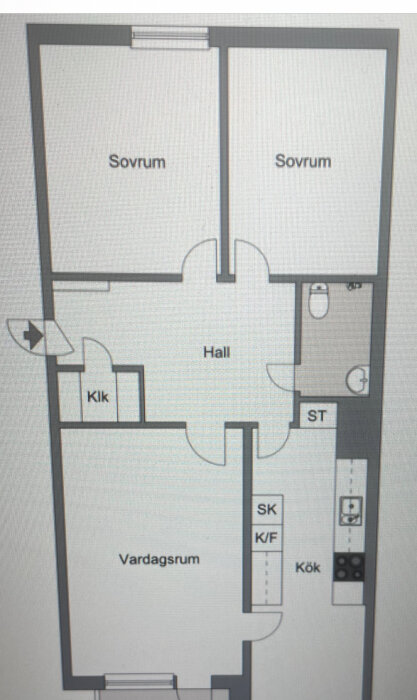 Planlösning av lägenhet med hall, två sovrum, kök, vardagsrum och ett badrum. Funderingar på att omvandla köksmatplats till ett extra rum.