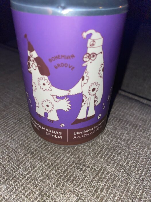 En burk Fjäderholmarna bryggeri Ukrainian imperial stout från 2022, med lila etikett och illustration av två hundar med blommor.