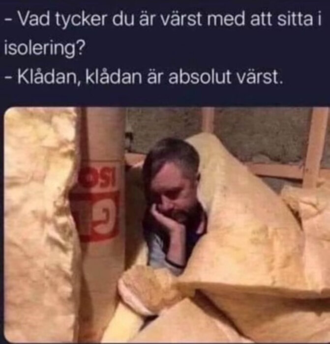 Man täckt med isolering skämtar om klåda i humortråd på Byggahus.se.