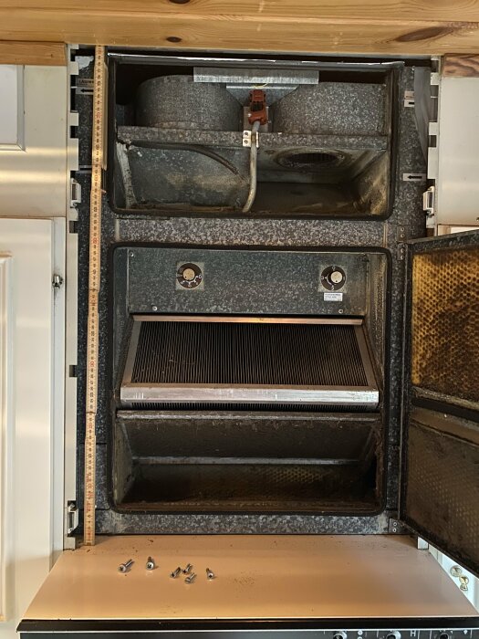 Gammal Bahco Minimaster ACC installation från 1980 med ventilationskanaler synliga, måttstock och några skruvar ligger på hyllan.