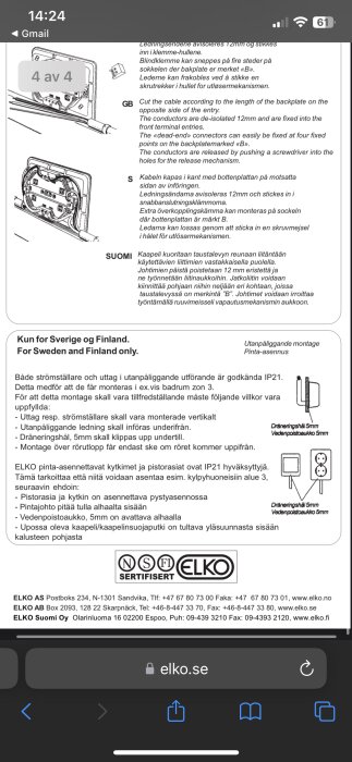 Instruktion på flera språk för installation av ELKO-uttag med illustration av kabeldragning och dräneringshål, IP21-klassat för Sverige och Finland.