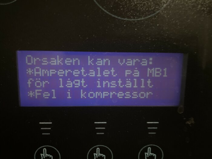 Skärm med felmeddelande: "Amperetalet på MB1 för lågt inställt, Fel i kompressor" på Bosch bergvärmepump.