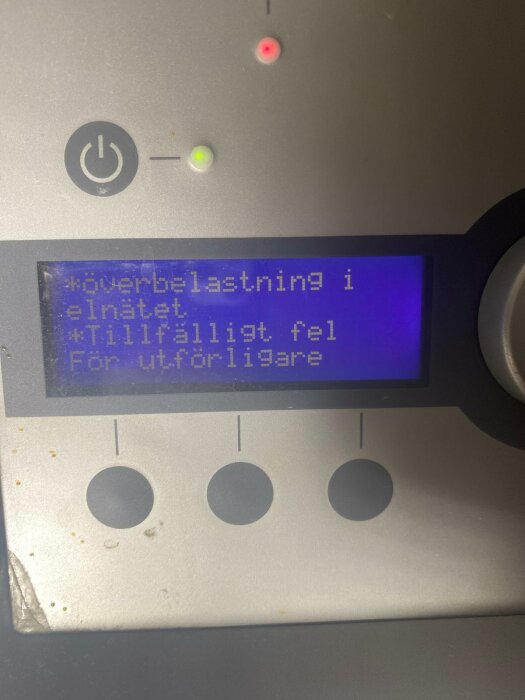 Beredare med skärm visar meddelandet "överbelastning i elnätet, tillfälligt fel".