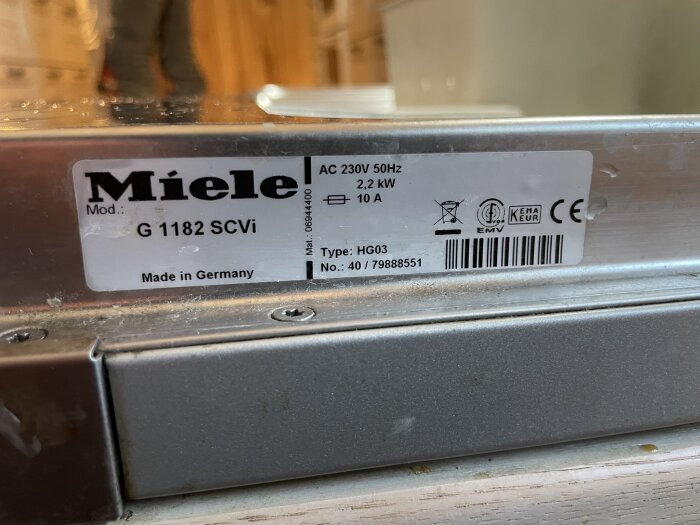 Etikett på Miele diskmaskin modell G1182 SCVi med specifikationer som spänning, effekt och maxström.