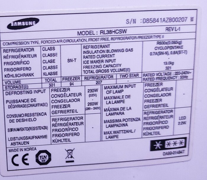 Produktetikett på Samsung kylskåp modell RL38HCSW med tekniska specifikationer som volym och energiklass.